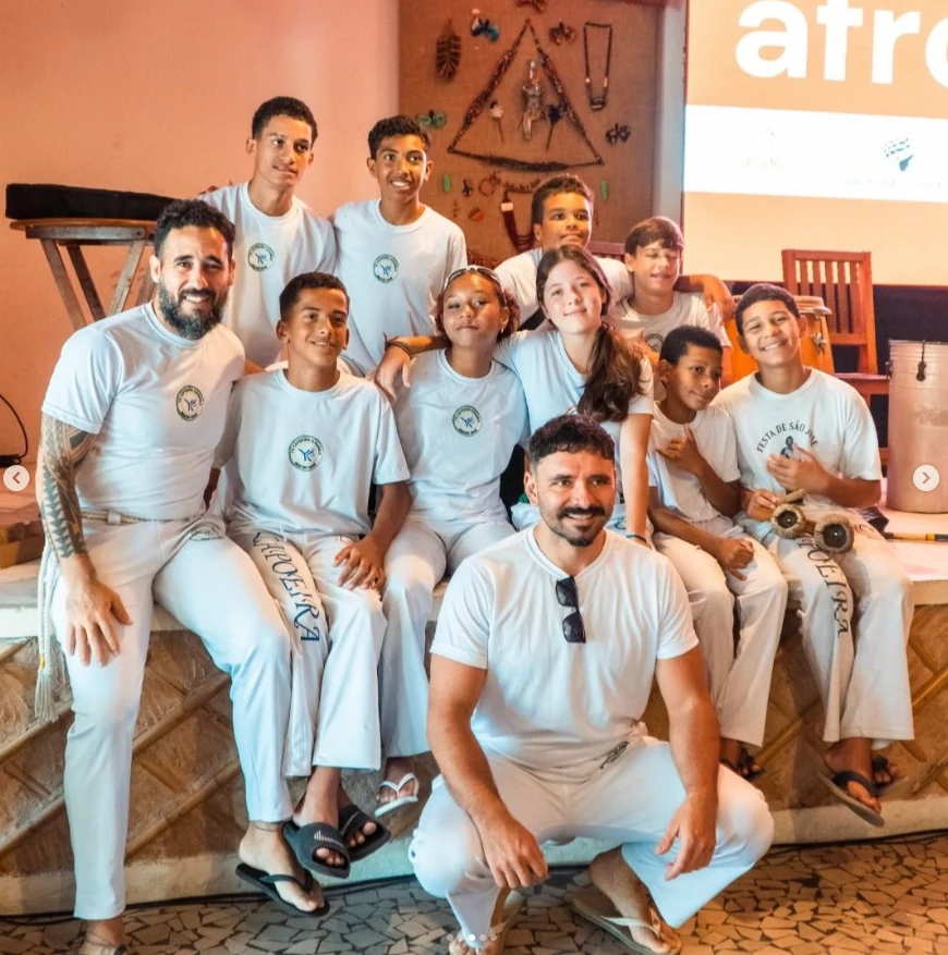 Crianças e professores de capoeira
